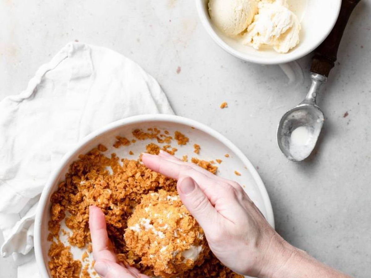 El paso clave: cubrir bien el helado con el rebozado antes de congelarlo.