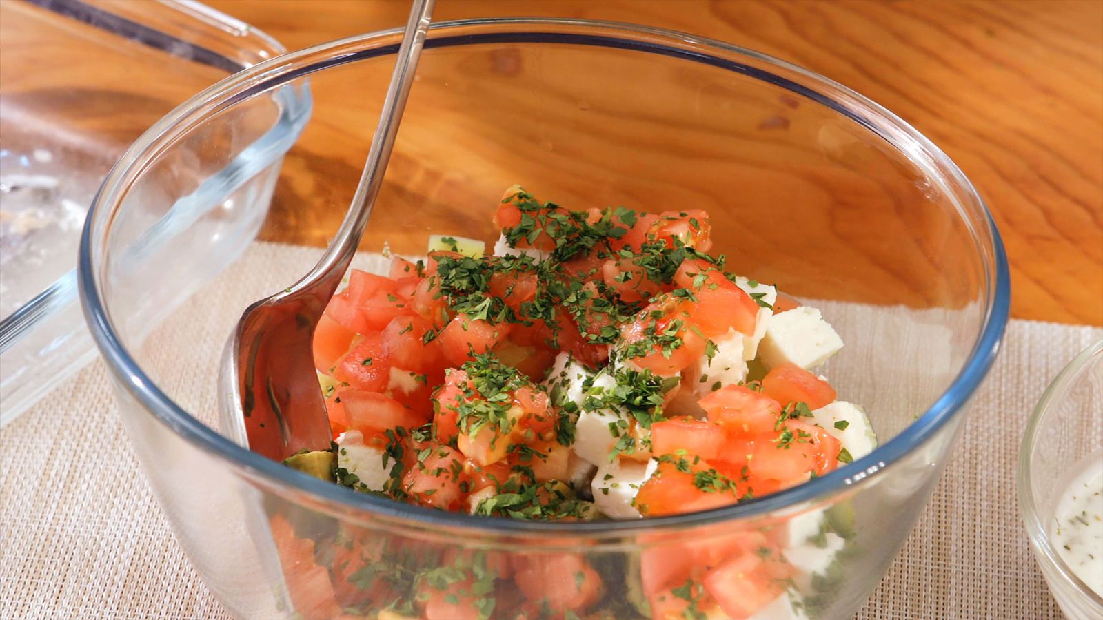 En un bol grande mezcla el aguacate, el pepino, el queso feta, el tomate y el cilantro Wrap de pescado con salsa de yogur Paso 3