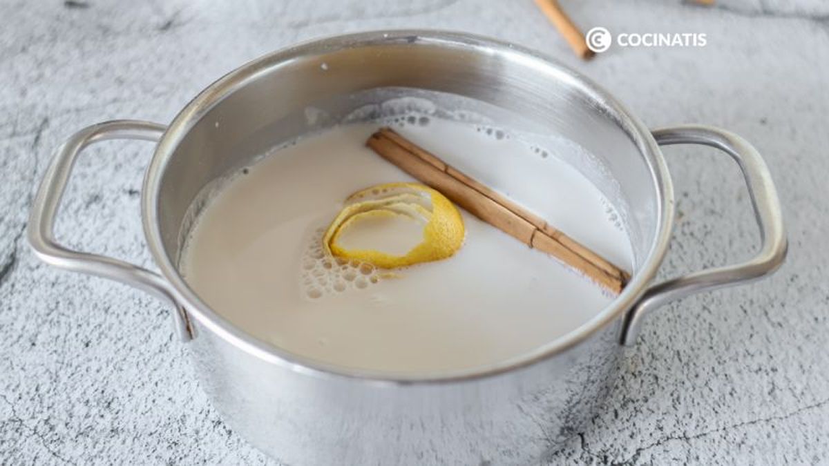 Calentamos la leche con el limón y la canela