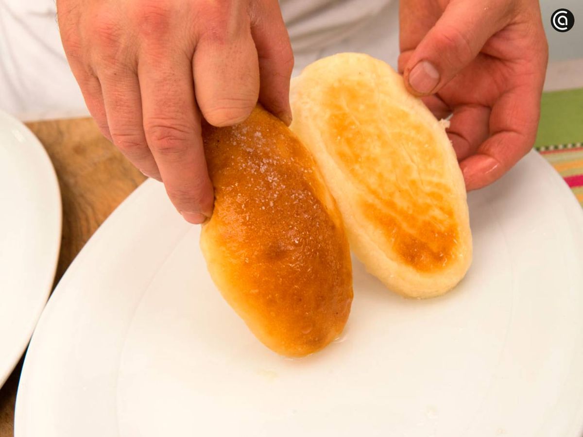 Unta los bollos en el jarabe