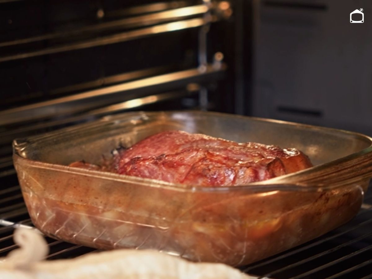 El asado toma un color dorado irresistible durante la cocción.