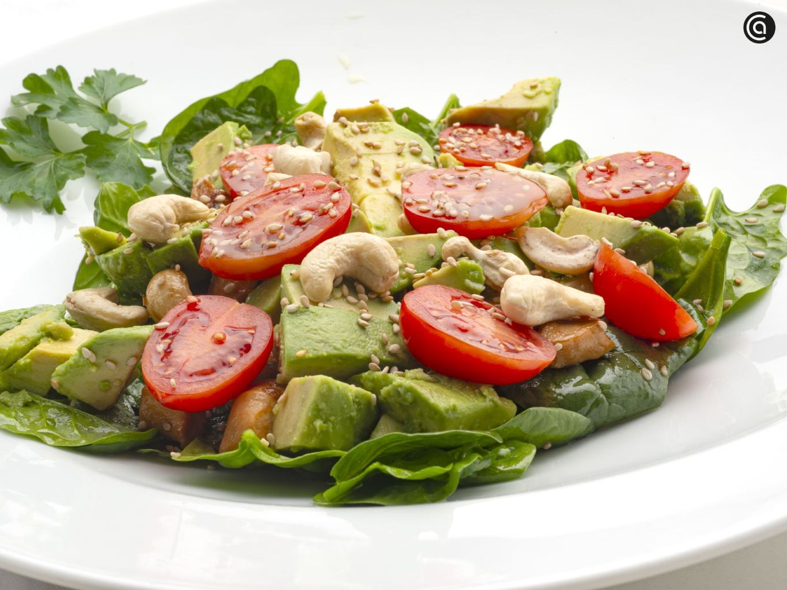 Ensalada de espinacas con pollo, anacardos y aguacate Ensalada de espinacas con pollo, anacardos y aguacate