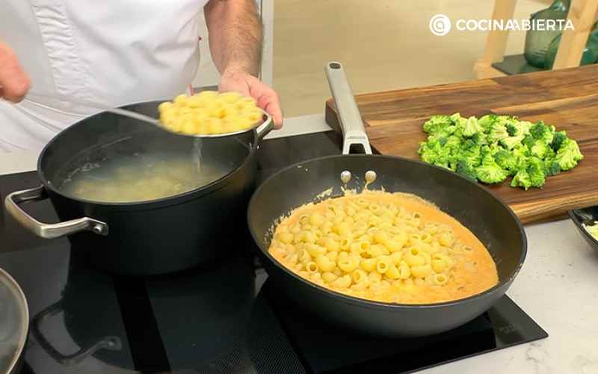 Mezcla la pasta con la salsa