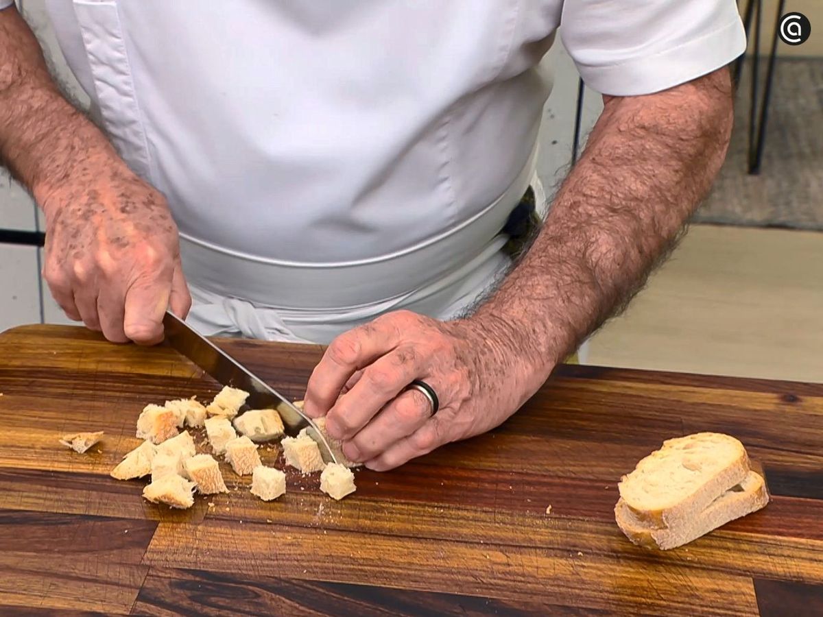 Prepara los picatostes caseros para la ensalada de tirabeques