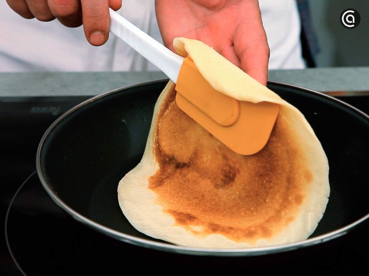 Dale la vuelta a la masa para que se haga por ambos lados