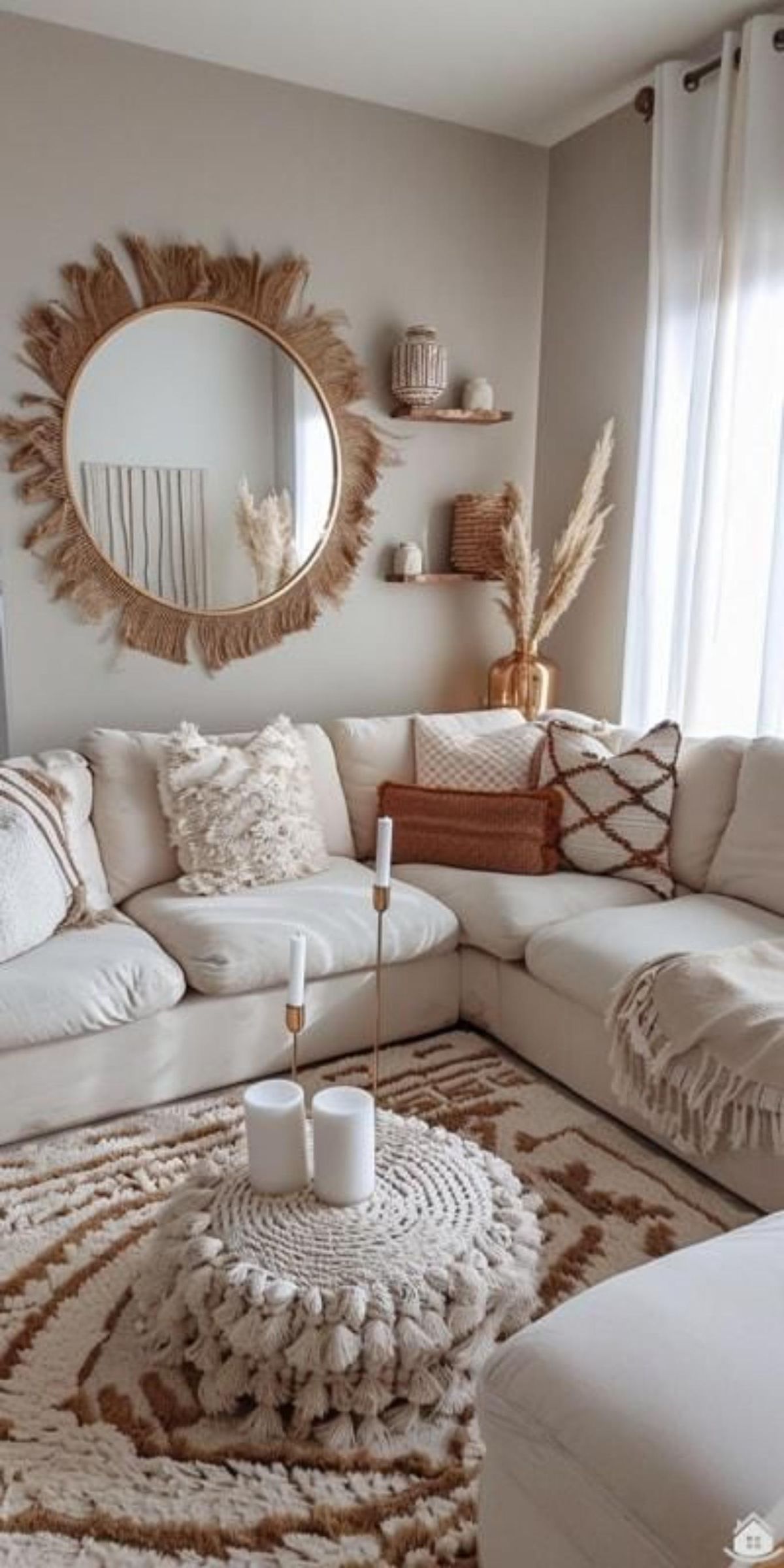 Salón boho con cojines de diferentes textural.