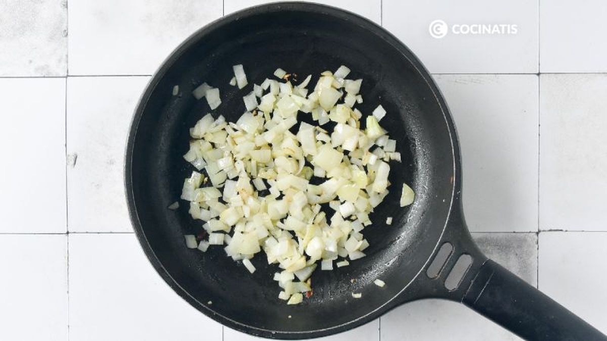 Sofreímos el ajo y la cebolla