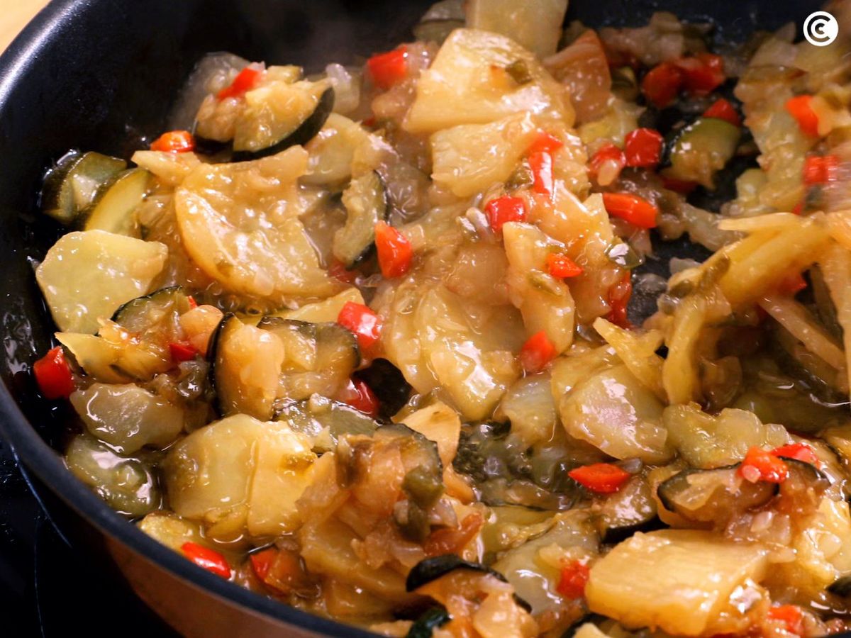 Pochar las verduras para la tortilla paisana