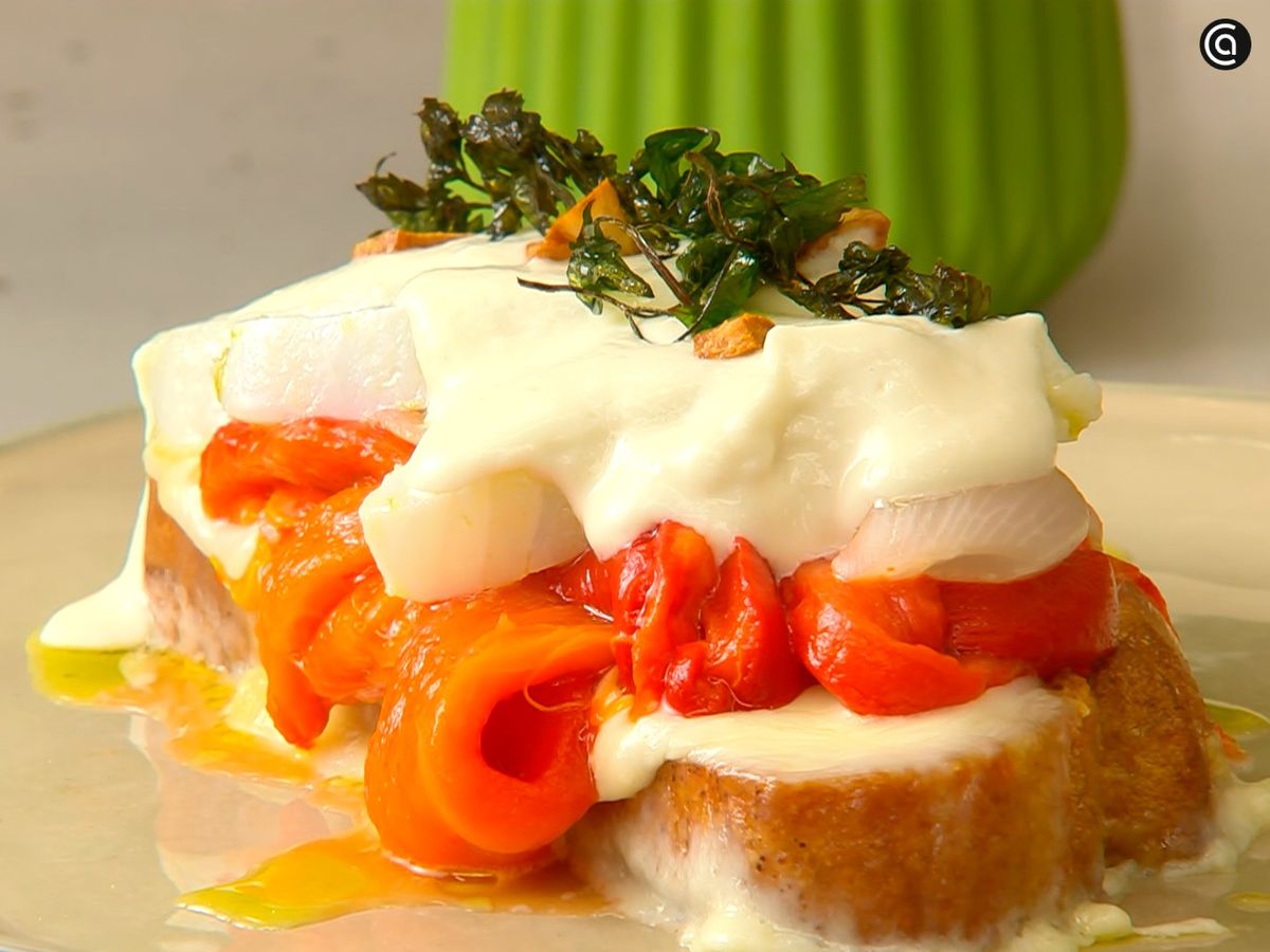 Coloca el bacalao sobre las tostas, acompaña con el pilpil y el crujiente de ajo y perejil