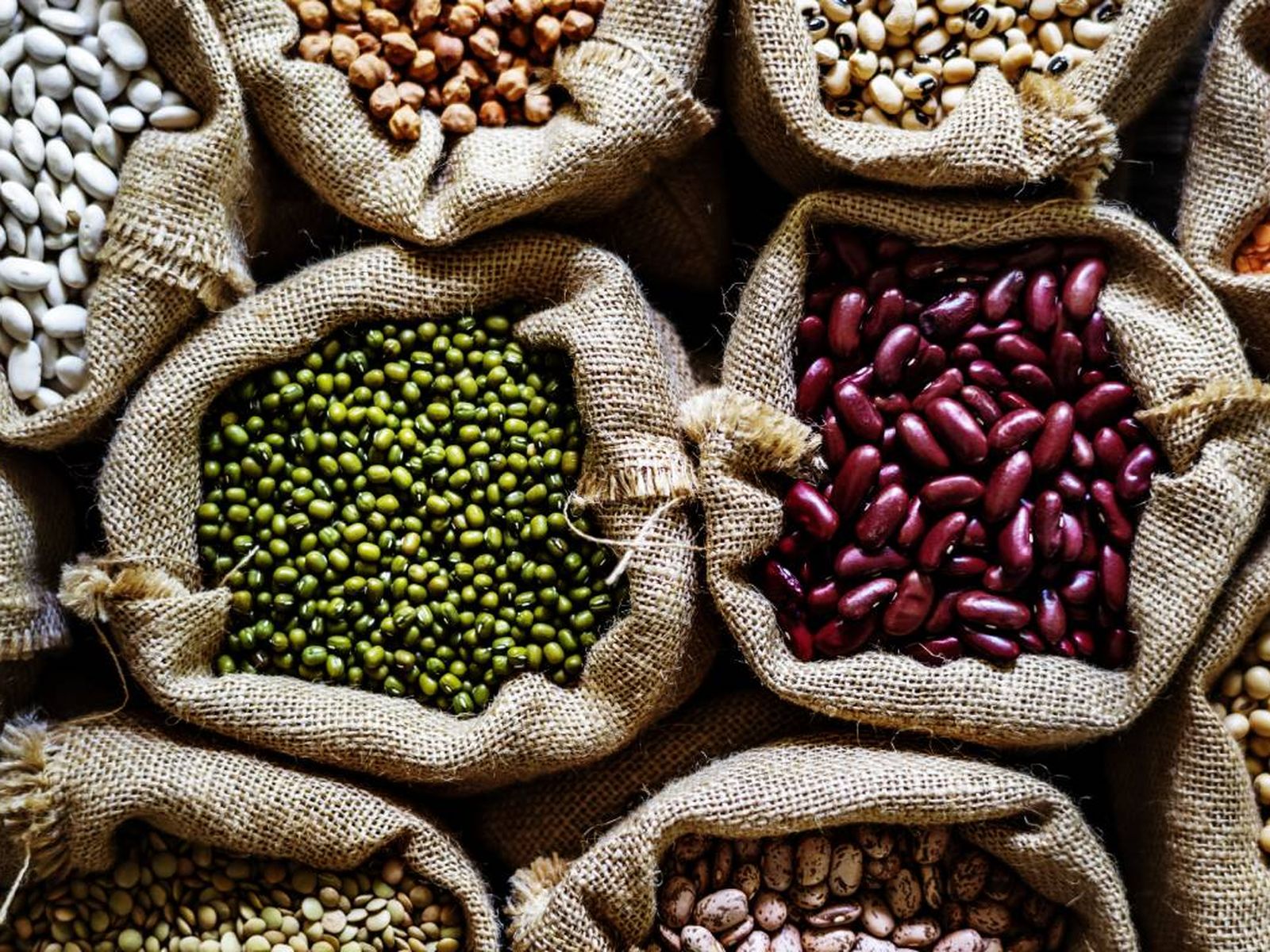 Las legumbres son un alimento básico en cualquier despensa. Las legumbres son un alimento básico en cualquier despensa.