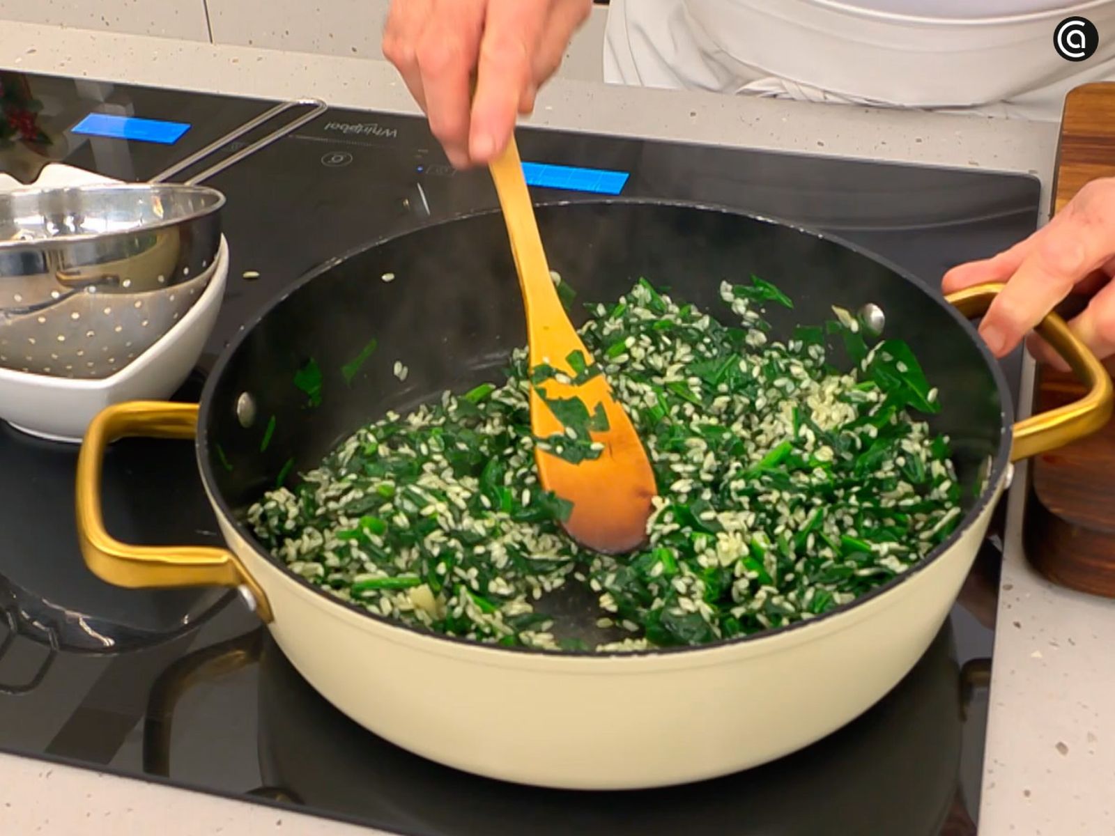 Una cazuela con arroz y espinacas