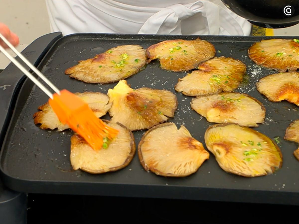 Haz las setas a la plancha y úntalas con ajoperejil