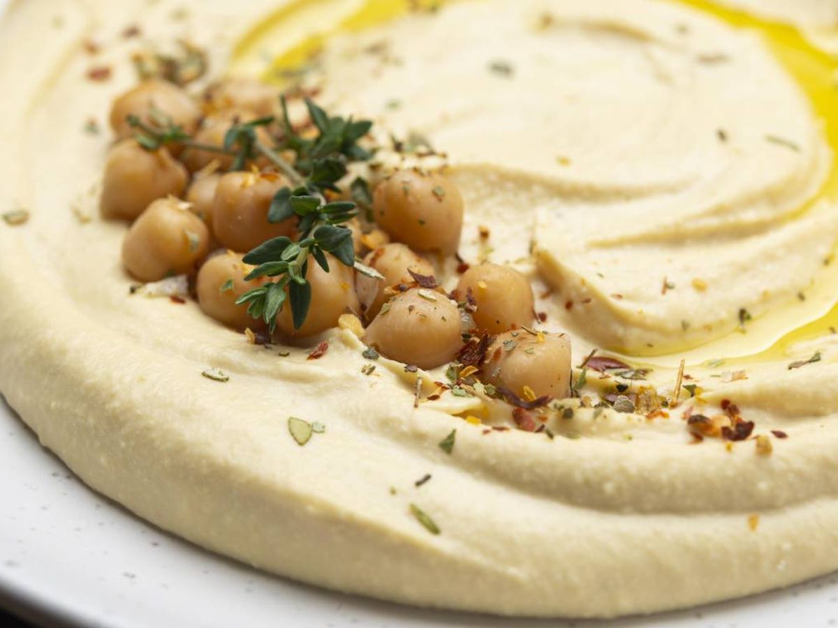 Hummus casero, un aperitivo nutritivo y lleno de sabor.