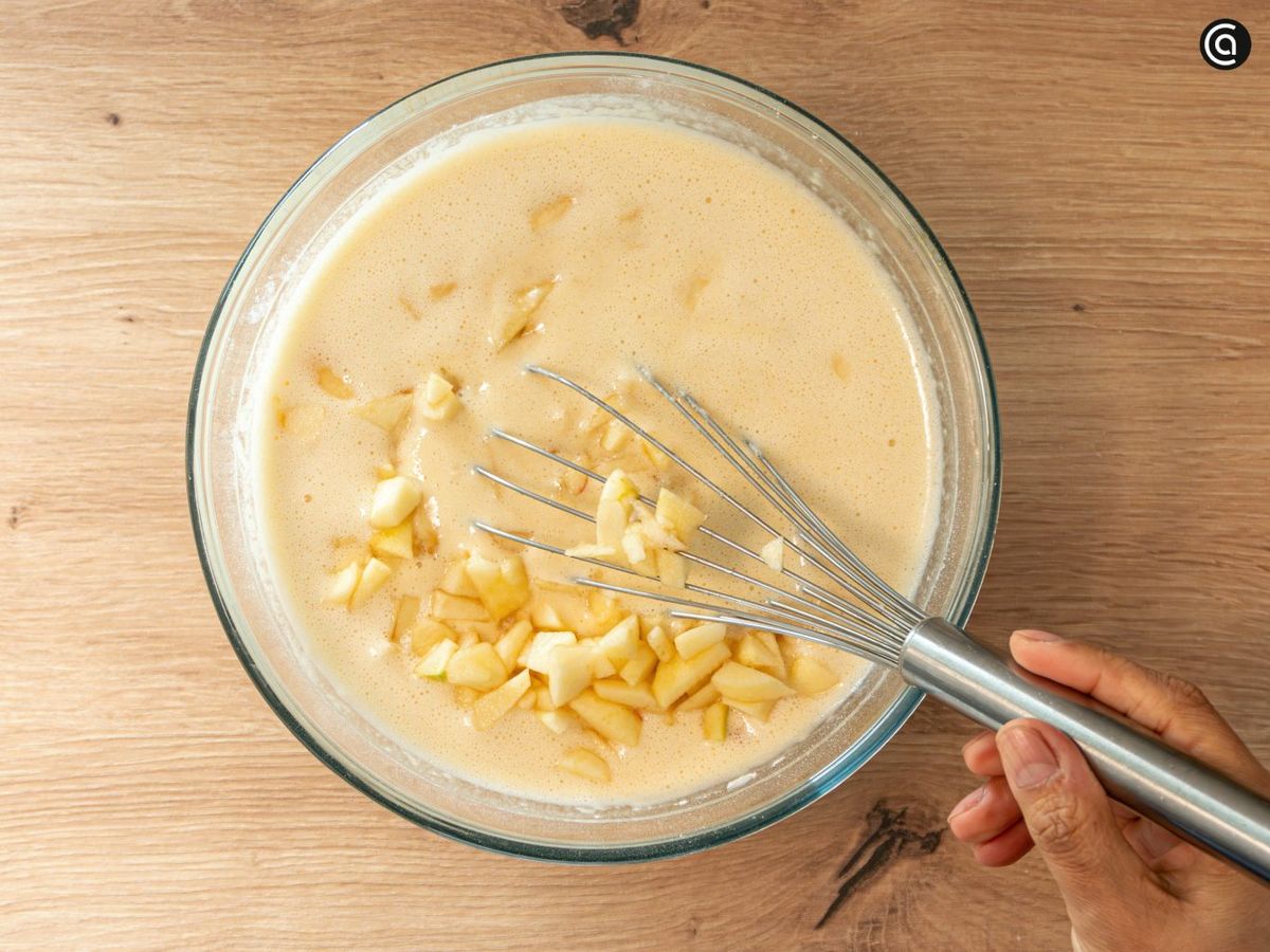 Agrega el resto de la manzana en trocitos y mezcla hasta integrar