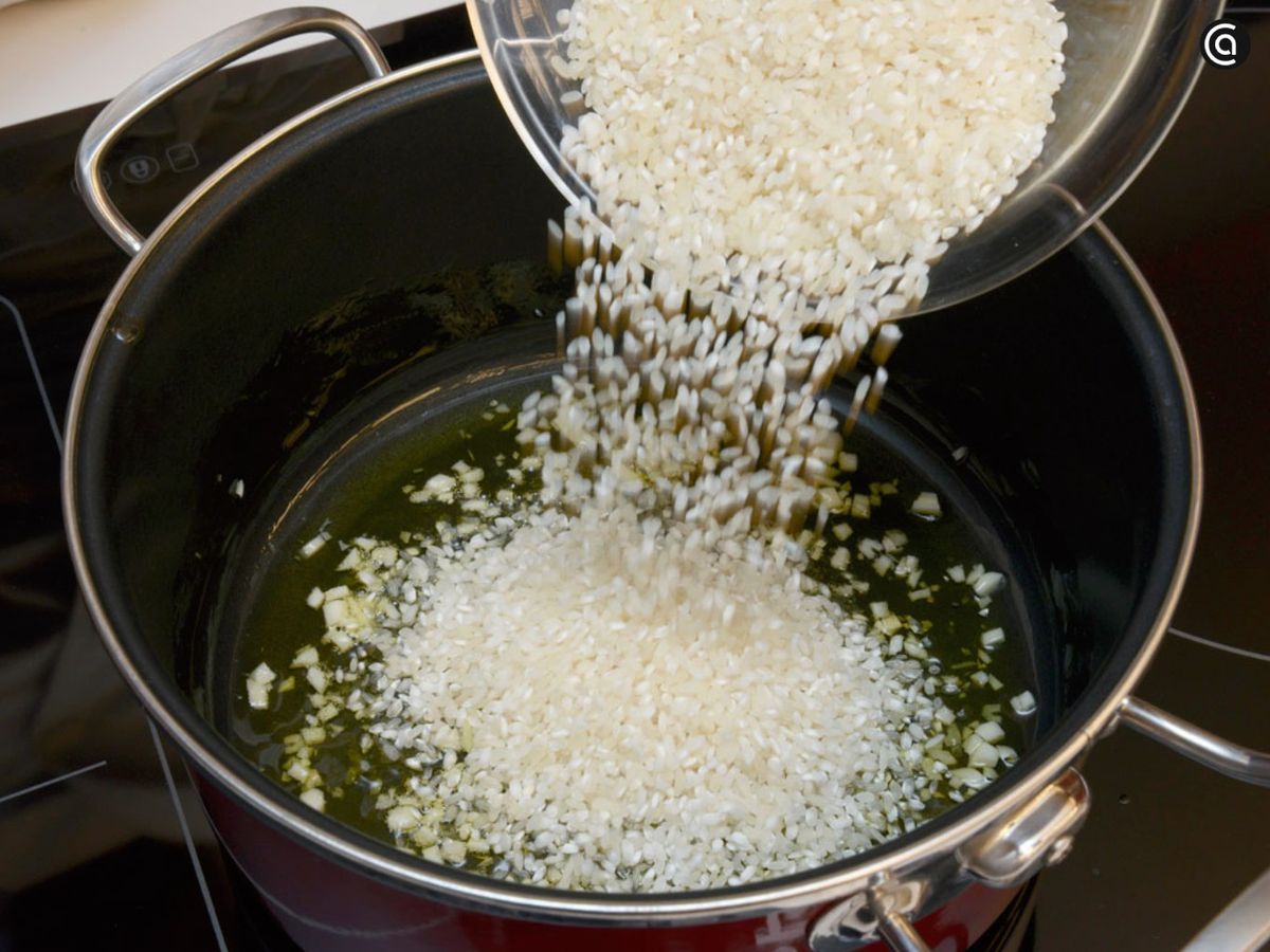 Sofríe el ajo e incorpora el arroz