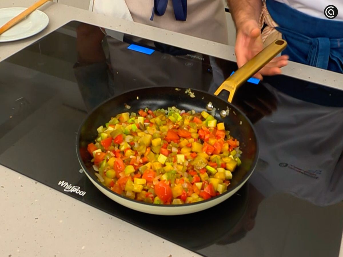 Añade la berenjena, el calabacín y el tomate al pisto