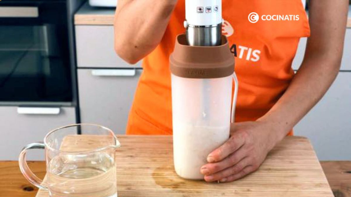 Agrega el agua y tritura la avena