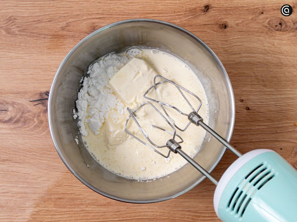 Bate la nata fría con el azúcar glas hasta que quede montada y firme