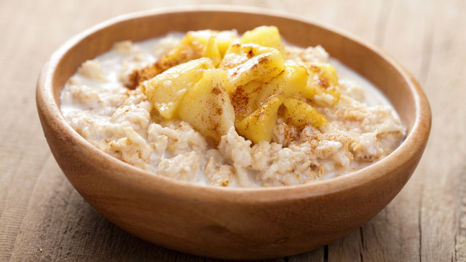 Dale un toque diferente a tus recetas de porridge con especias y fruta asada