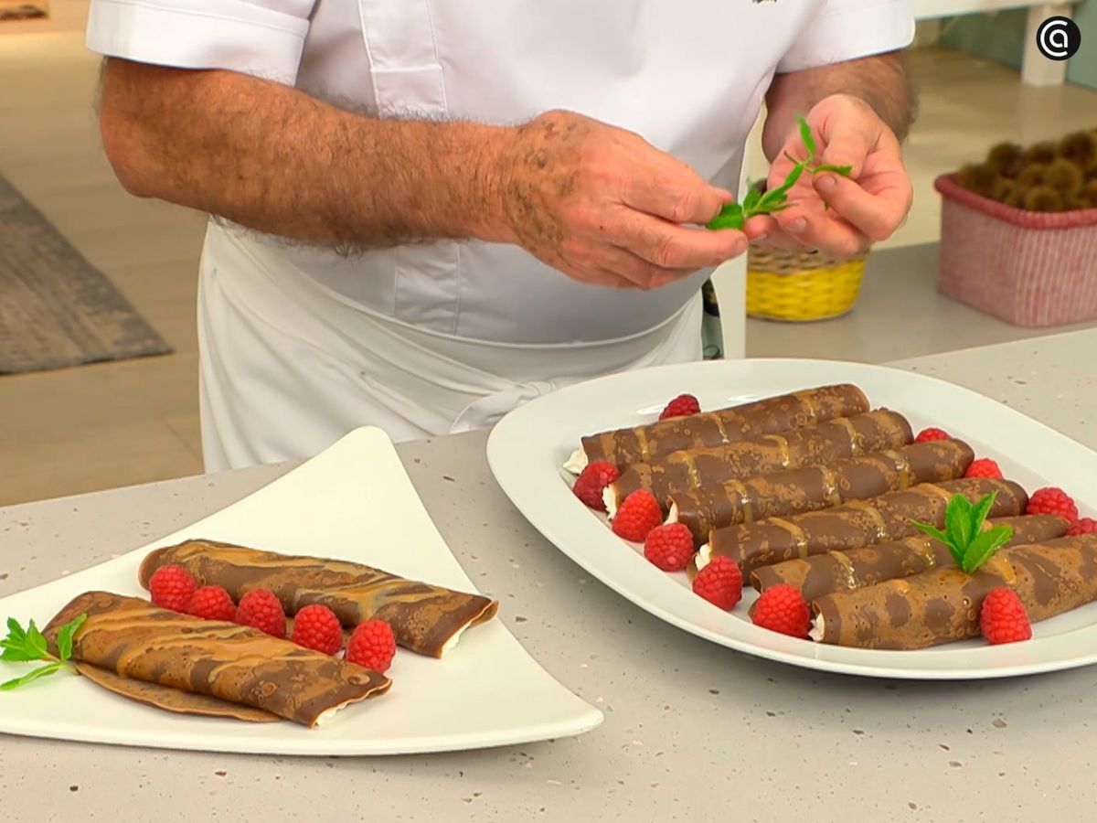 Decora los crepes rellenos de nata con hojas de menta