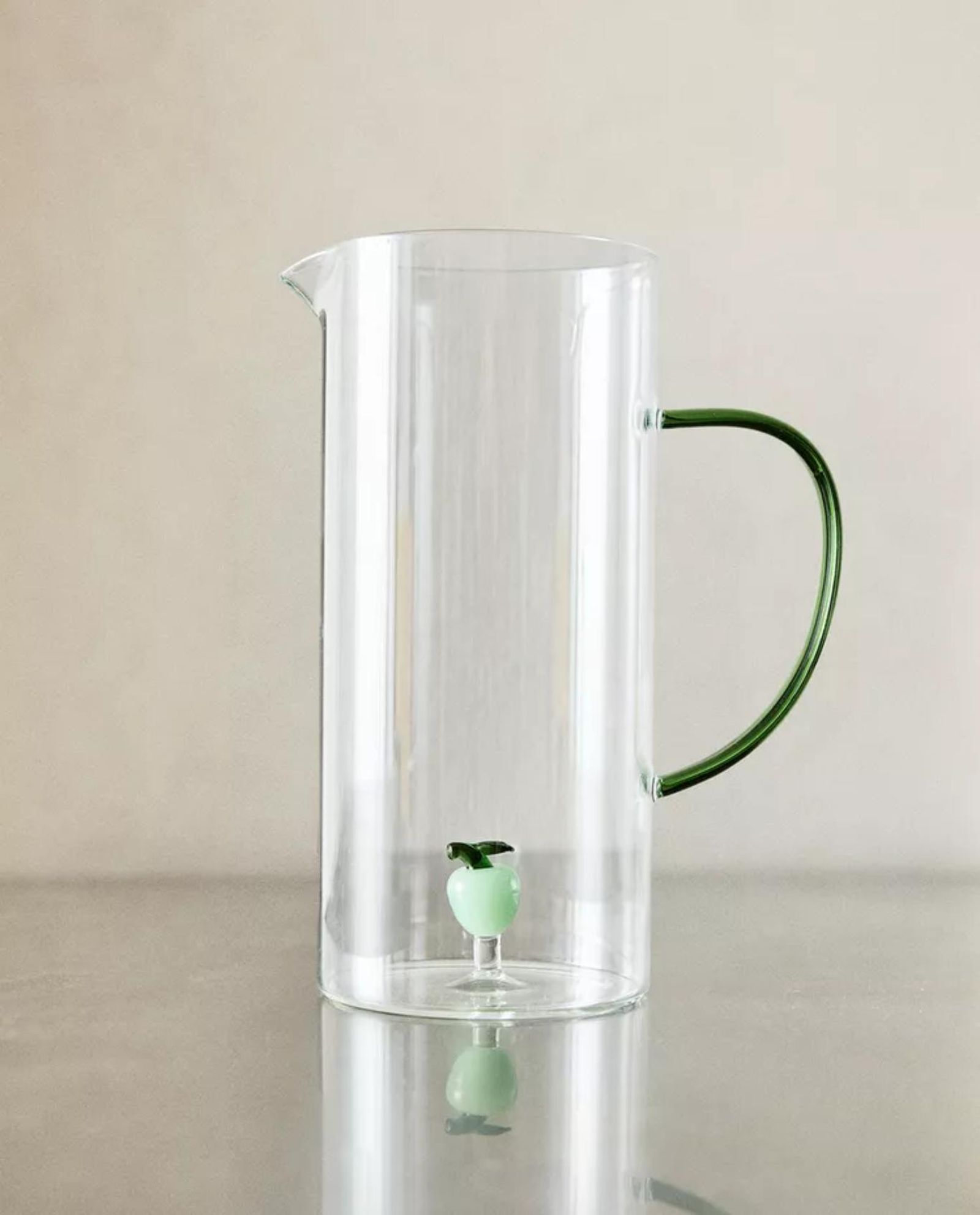 Jarra de vidrio con manzana en el interior.
