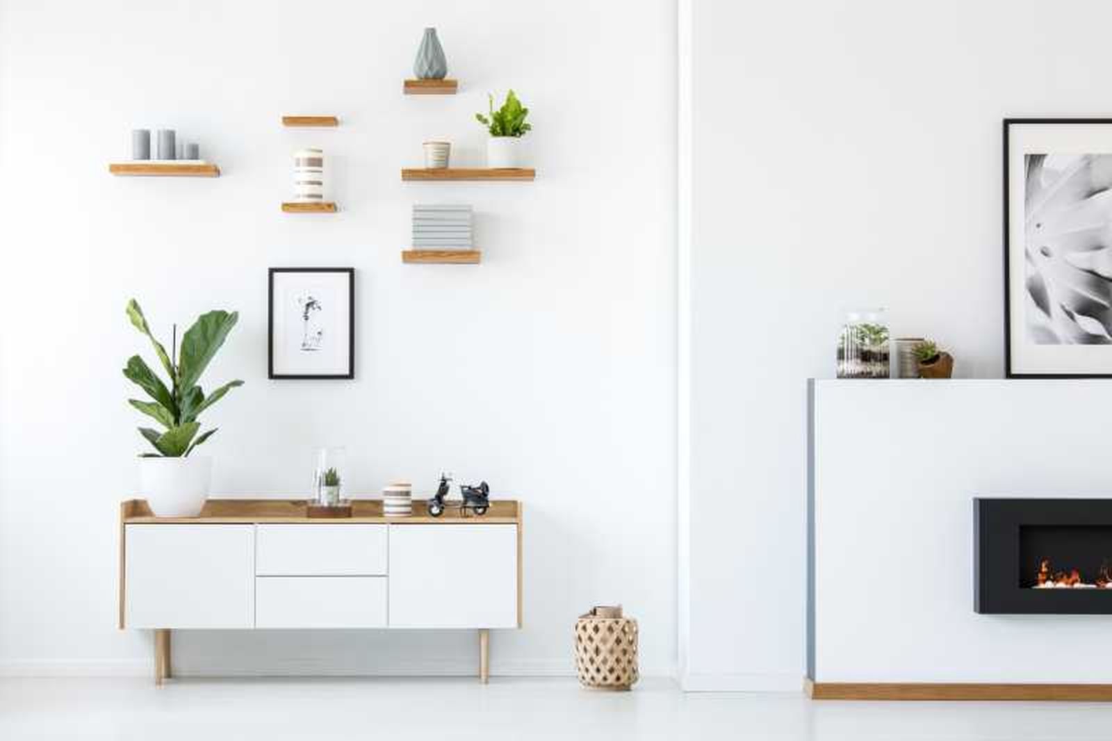 Salón blanco con decoración vertical. Salón blanco con decoración vertical.