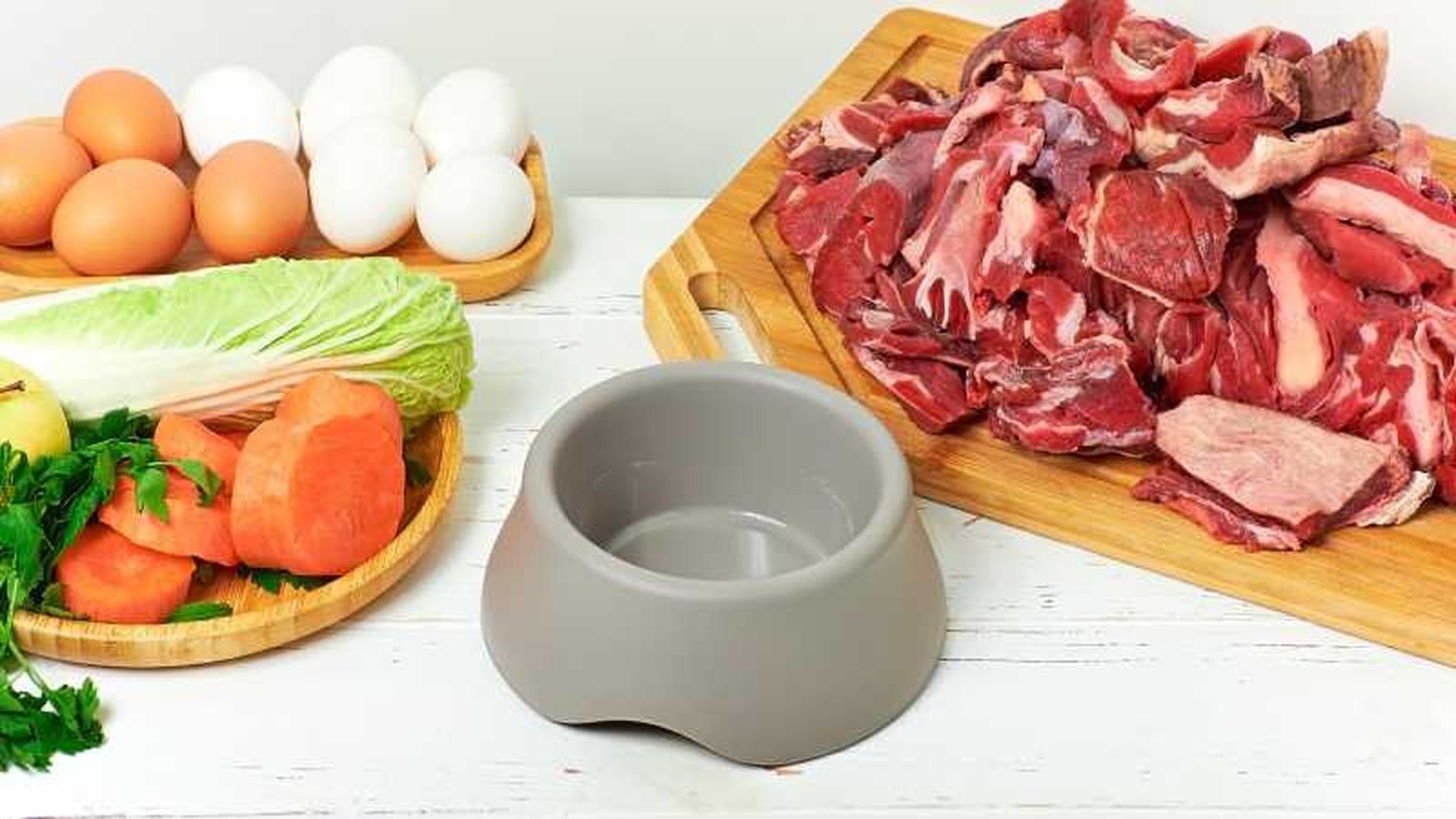 En la dieta BARF evita alimentos como la cebolla, el ajo o las uvas En la dieta BARF evita alimentos como la cebolla, el ajo o las uvas