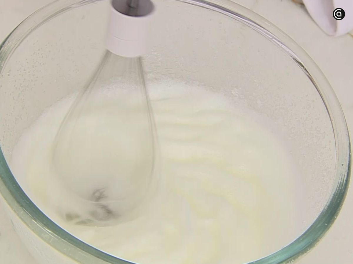 Monta las claras con el azúcar