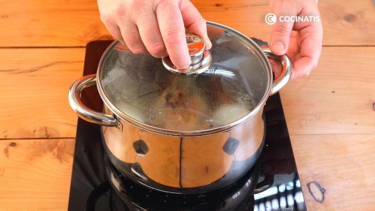 Tapa la cazuela y deja cocinar unos 45 minutos a fuego medio