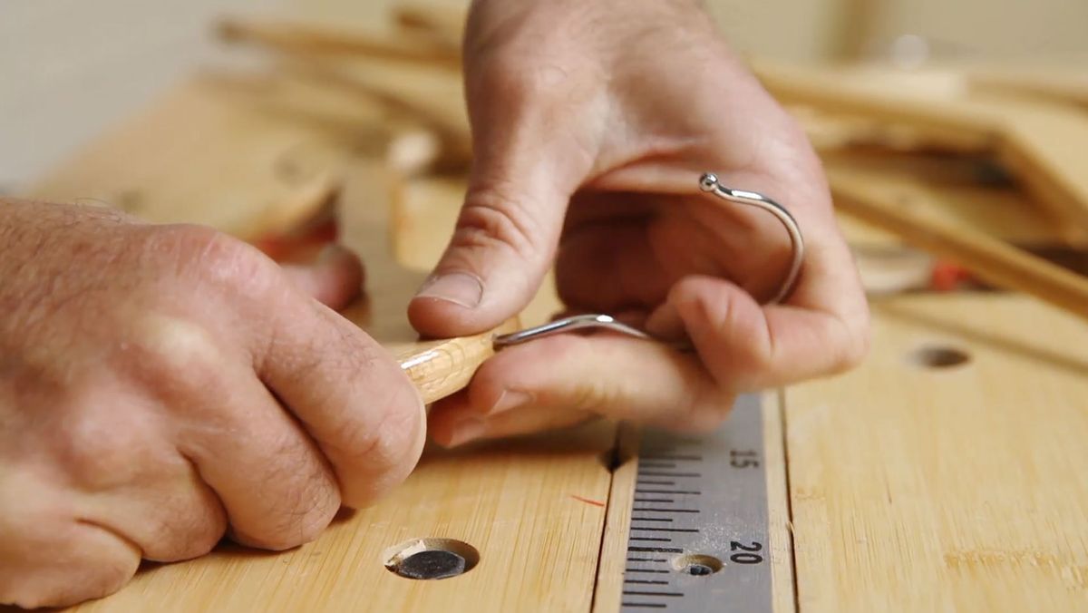 Hacer una mesita auxiliar con perchas paso 5