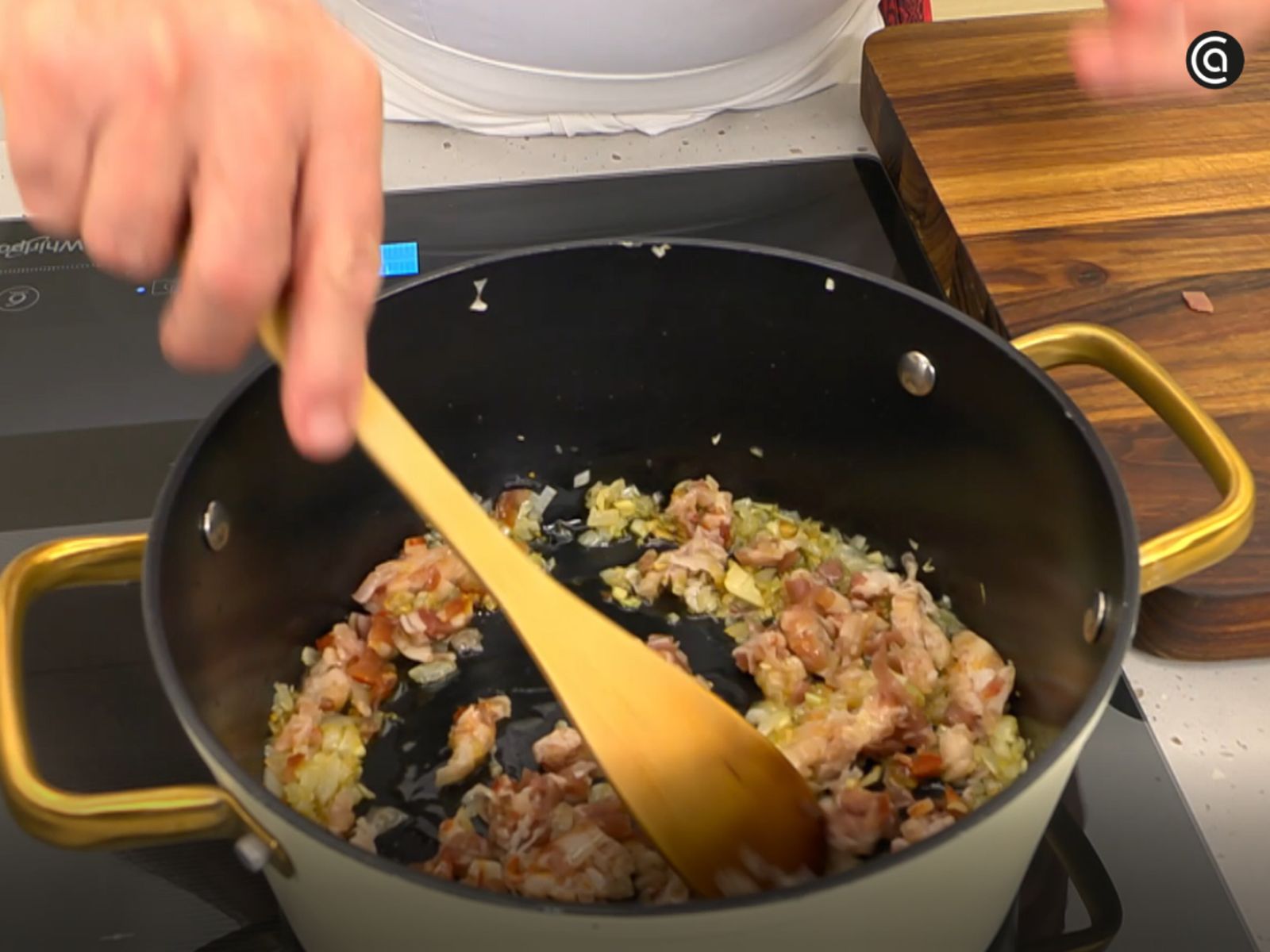 La panceta se rehoga ligeramente para aportar sabor y untuosidad.