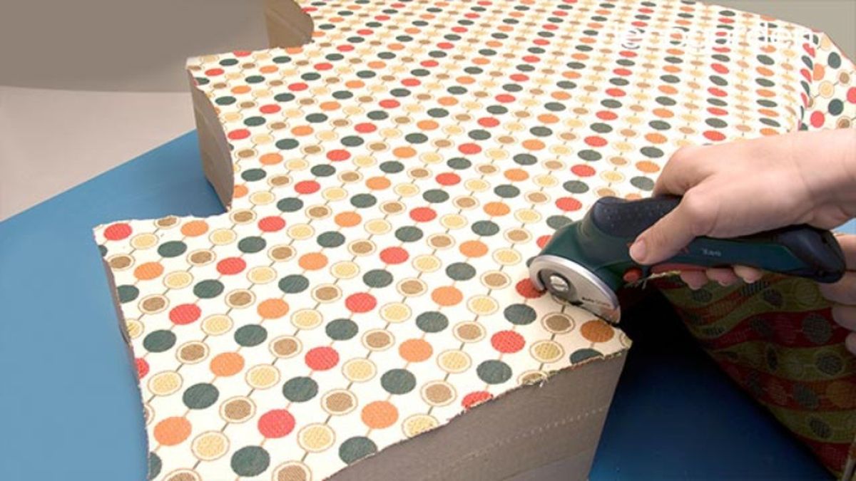 Cortar la tela sobrante con una herramienta cortadora.