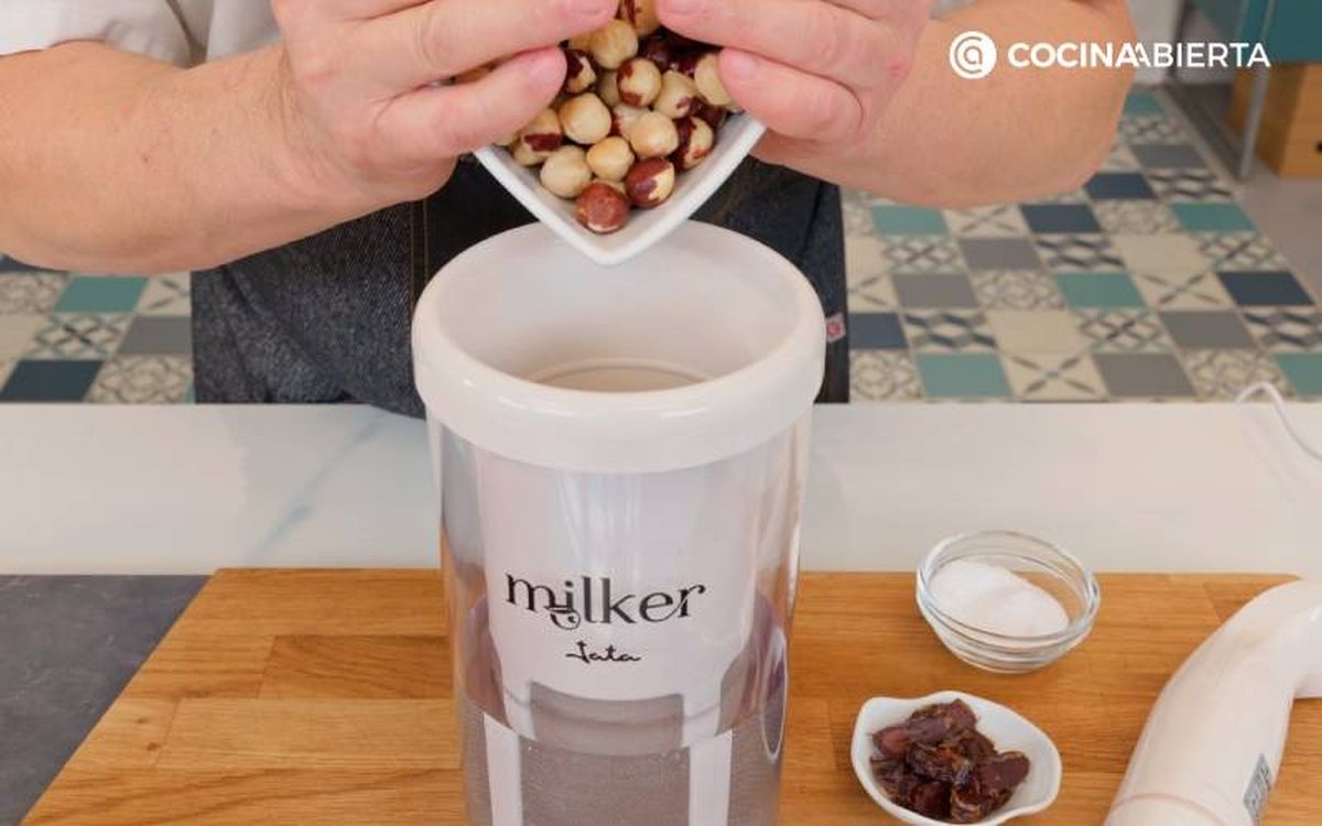 Elaboración de la receta de leche de avellanas - Tritura los ingredientes