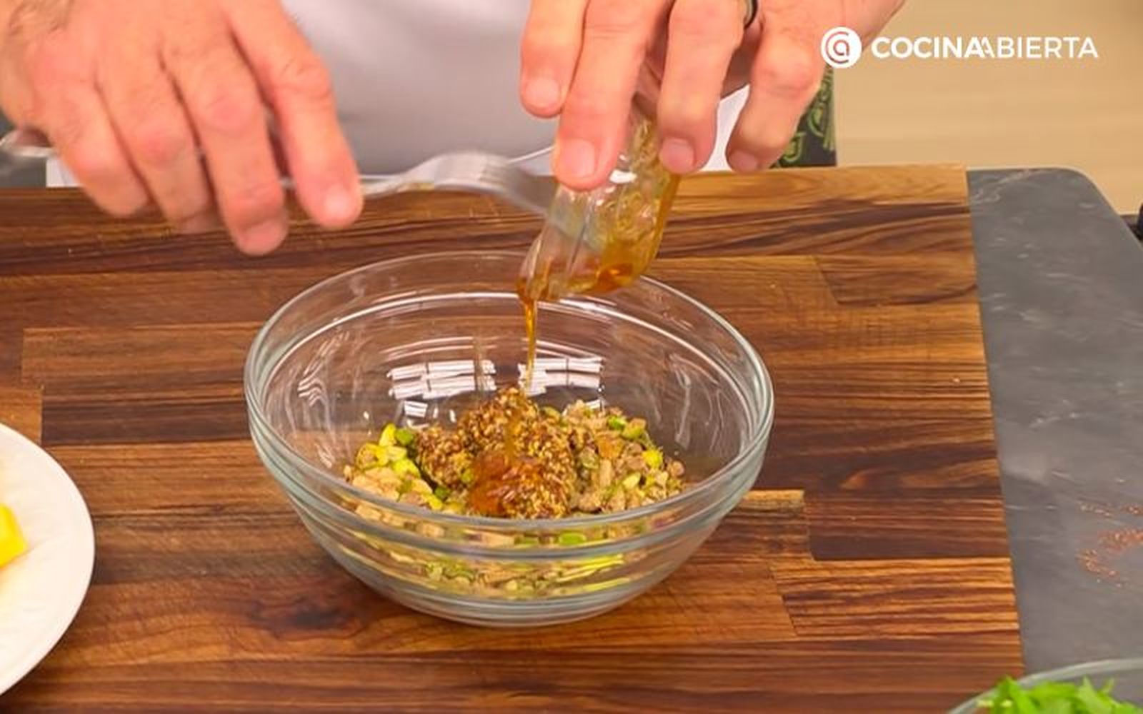 Mezcla bien los ingredientes y reserva Mezcla bien los ingredientes y reserva