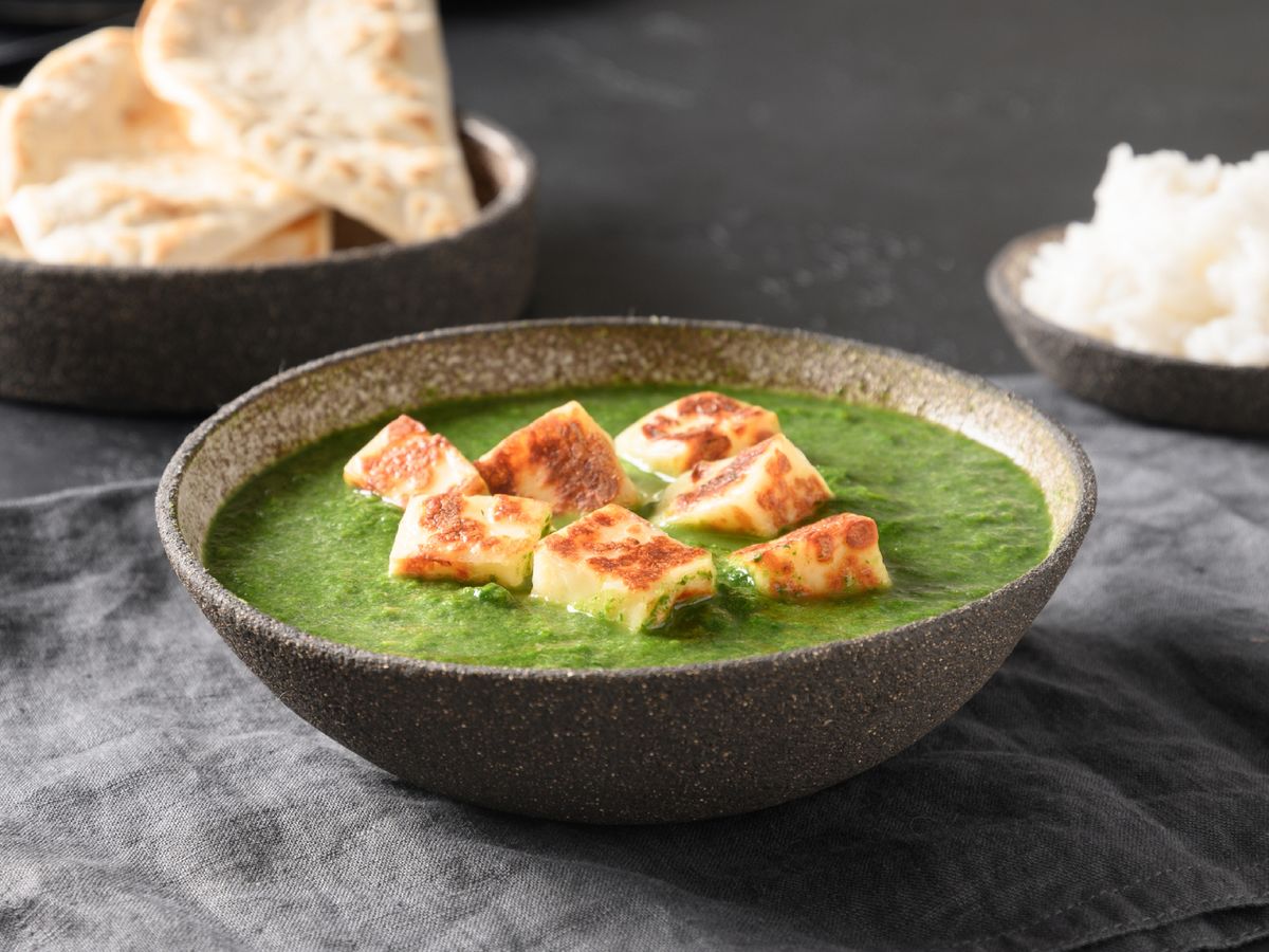 Palak paneer: dados de queso fresco indio en una crema de espinacas con especias.