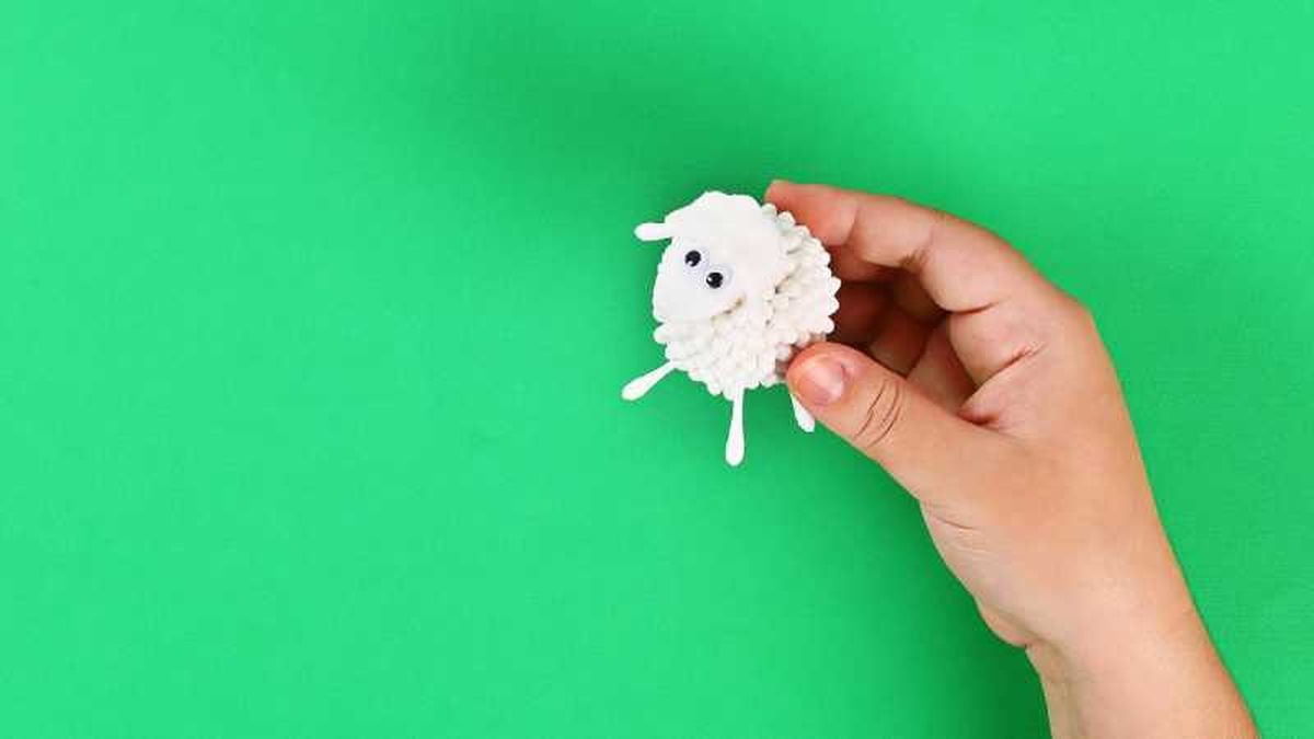 Oveja hecha con bastoncillos de algodón.