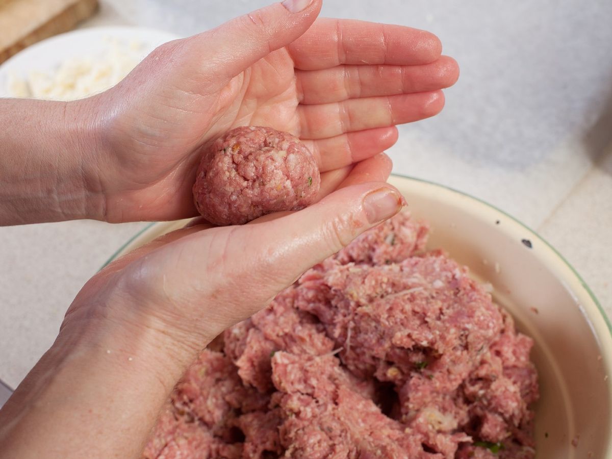 También puedes mezclar carne de ternera y cerdo para conseguir albóndigas jugosas