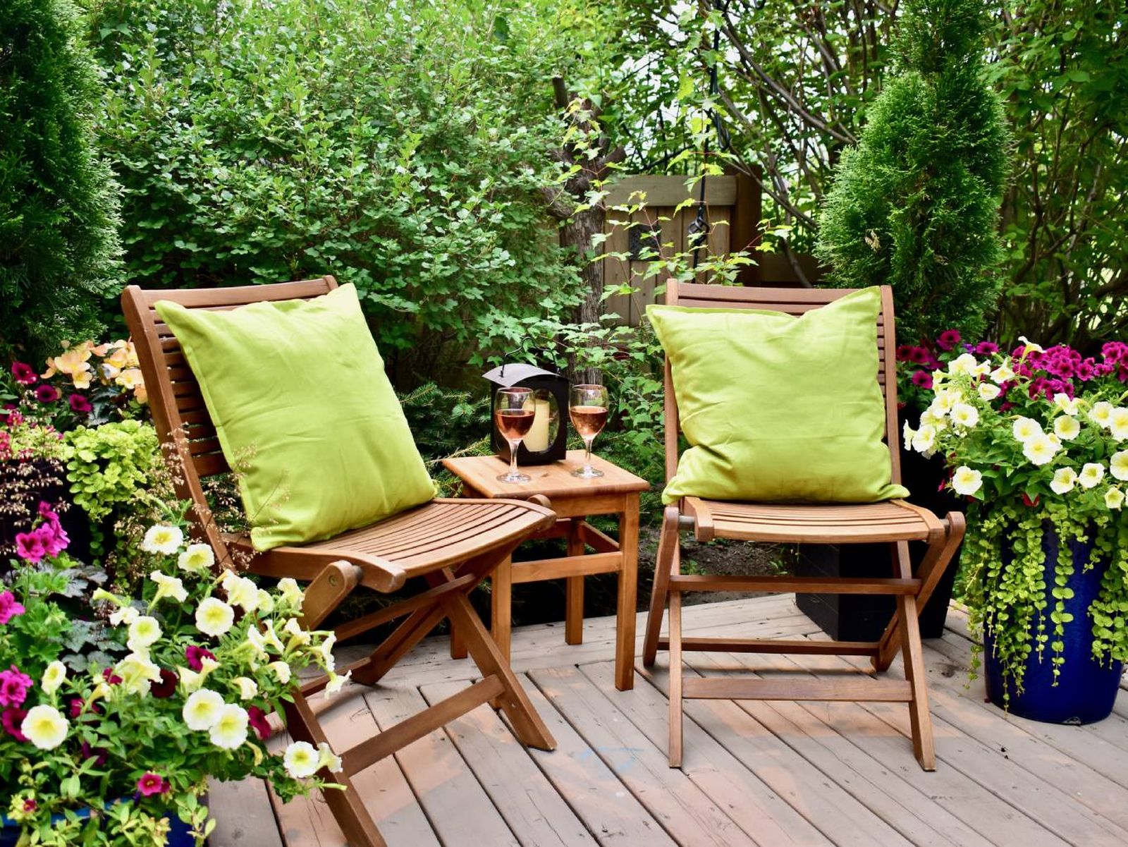 Jardín nórdico con muebles de exterior cómodos.