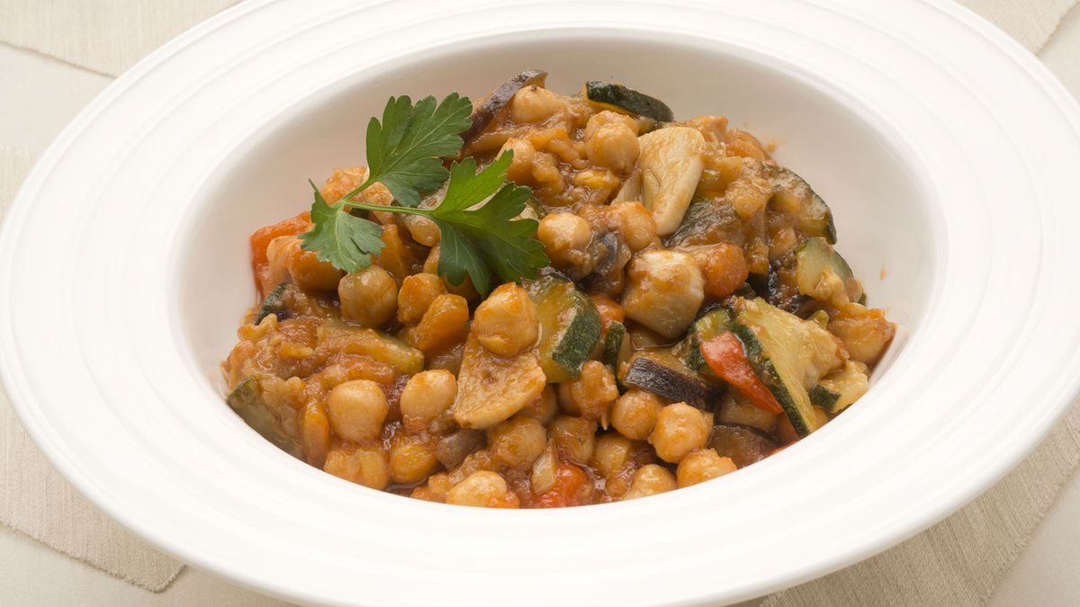Garbanzos con verduras y salsa de tomate