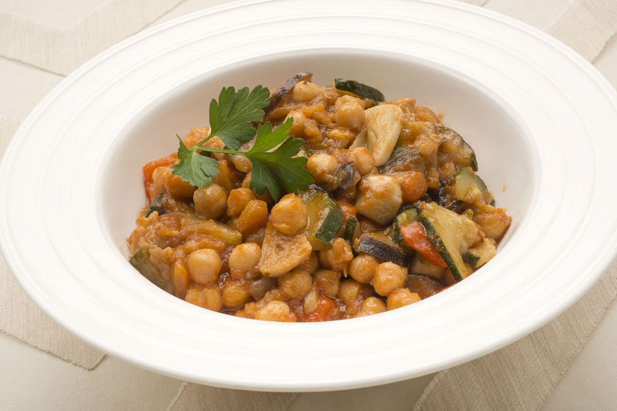 6115 1 Garbanzos con verduras y salsa de tomate xl