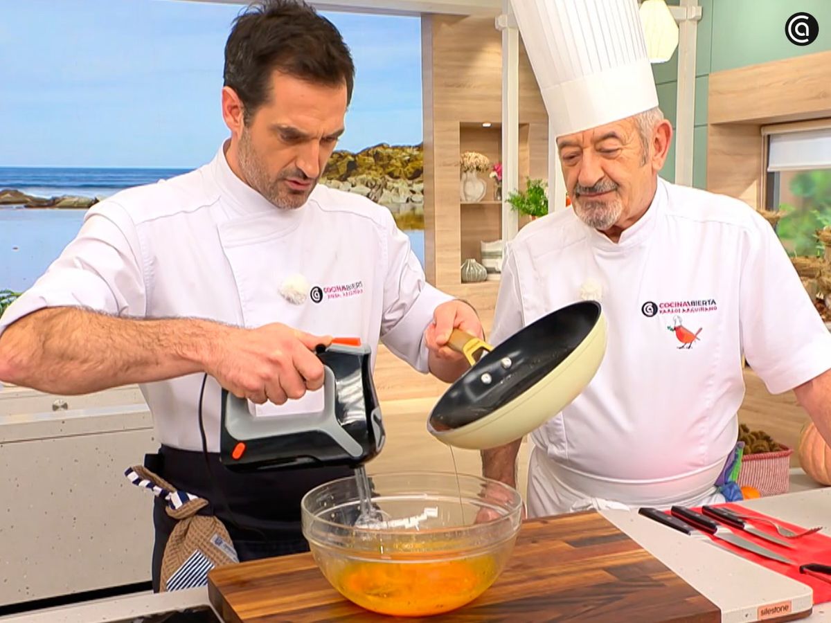 Bate las yemas con la grasa de la panceta hasta conseguir una emulsión