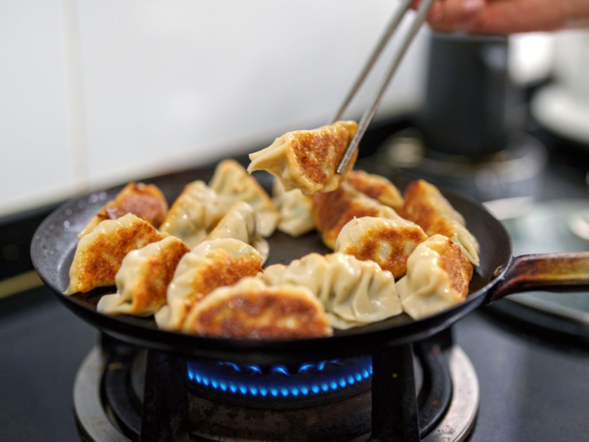 La sartén permite conseguir gyozas con base dorada y crujiente