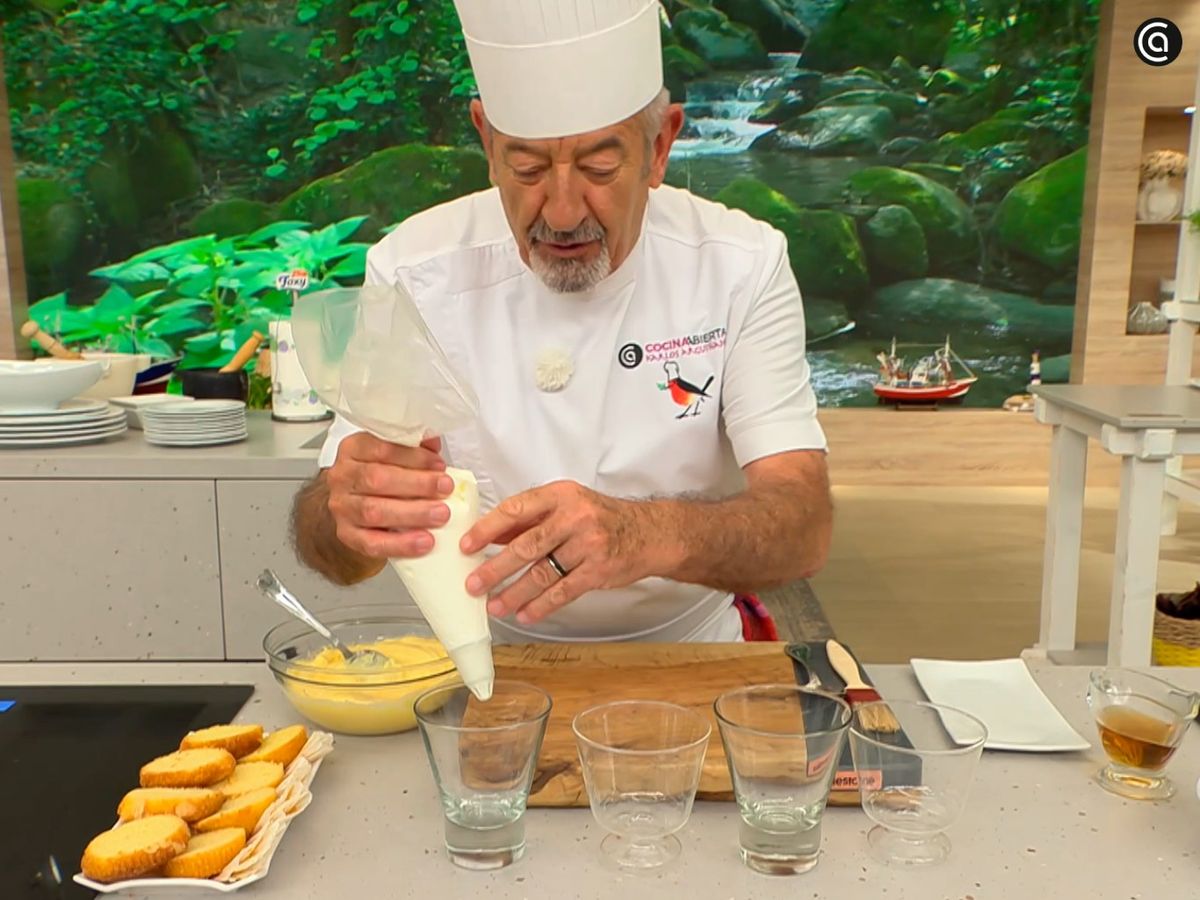 Bate la nata hasta montarla y colócala en una manga pastelera