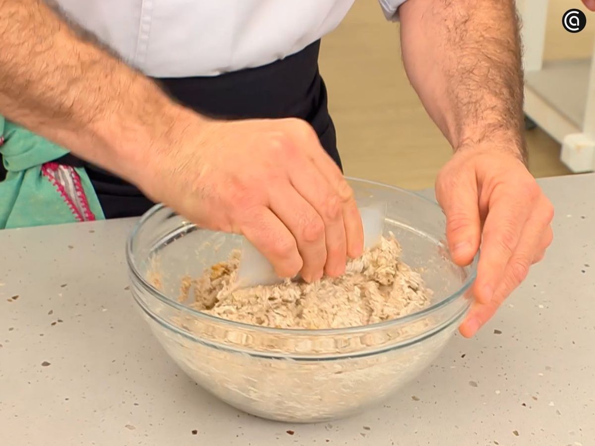 Mezcla los ingredientes con el prefermento y deja que repos