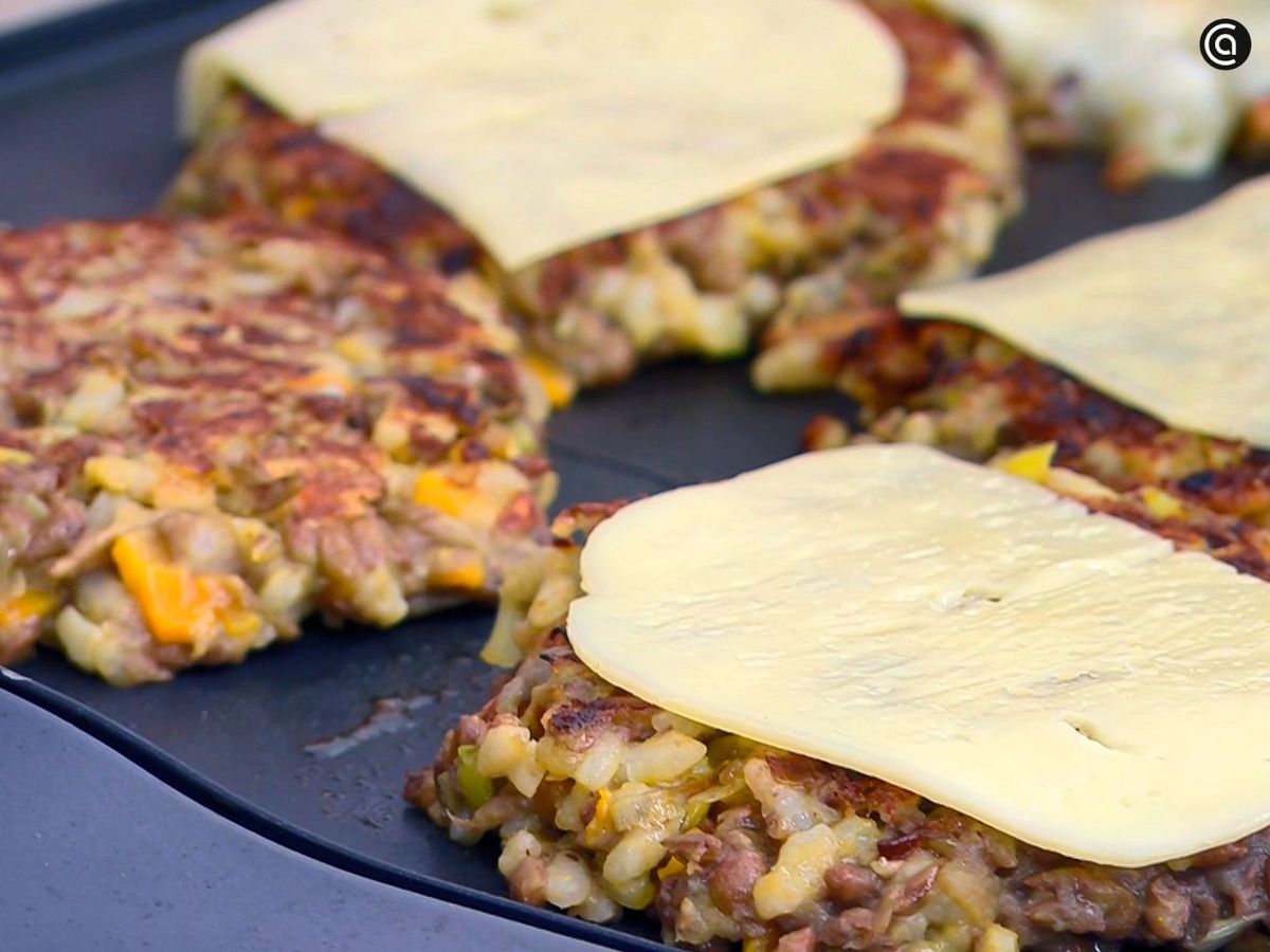 Hacer las hamburguesas de lentejas a la plancha con queso