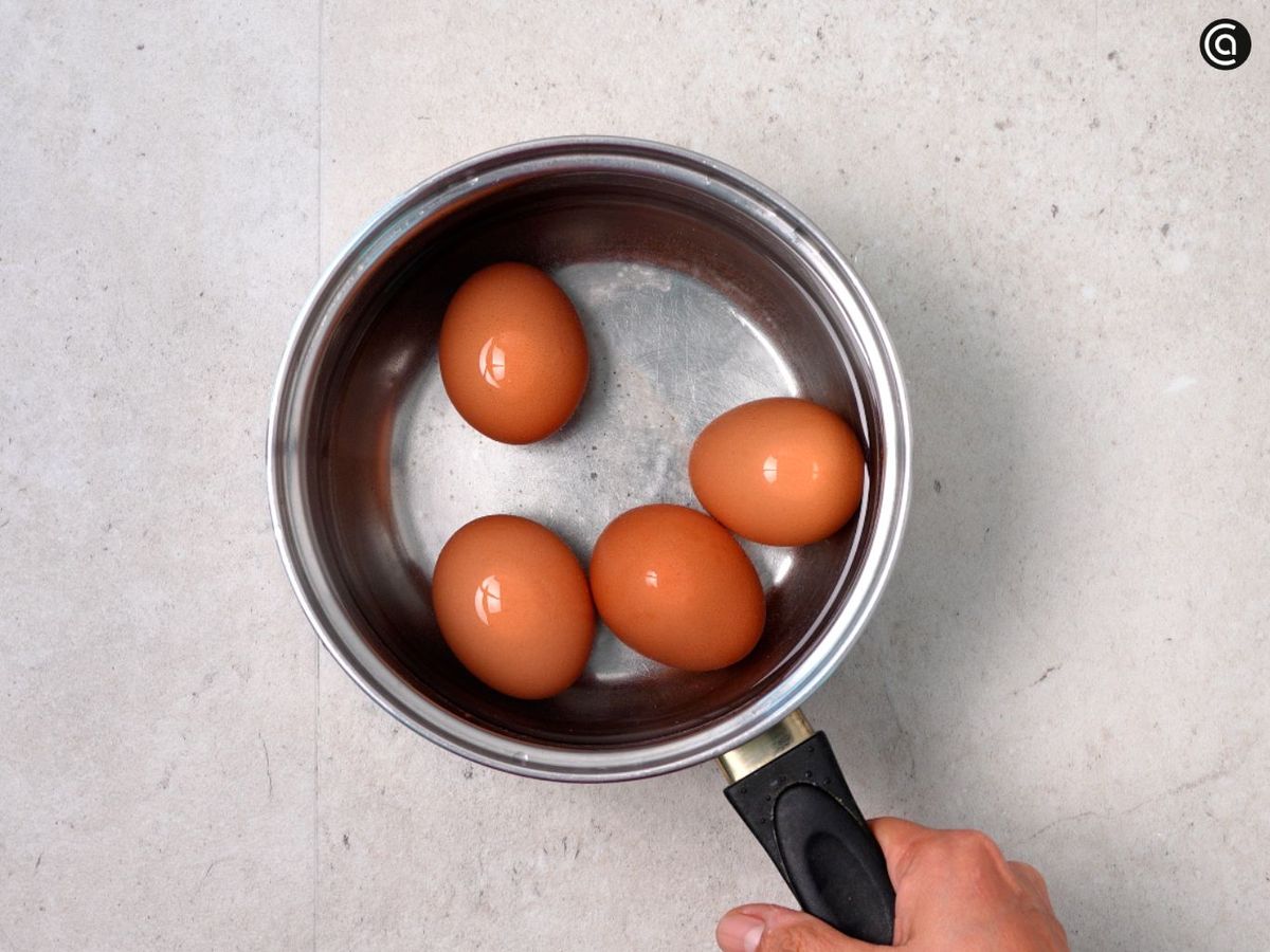 Pon los huevos a cocer en agua y deja que se enfríen