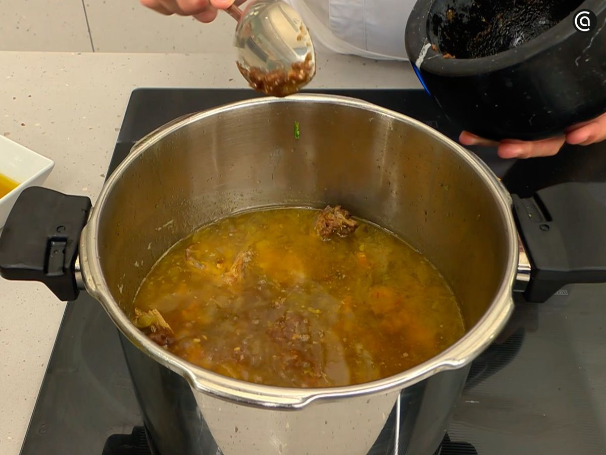 Añade el majado para espesar el guiso