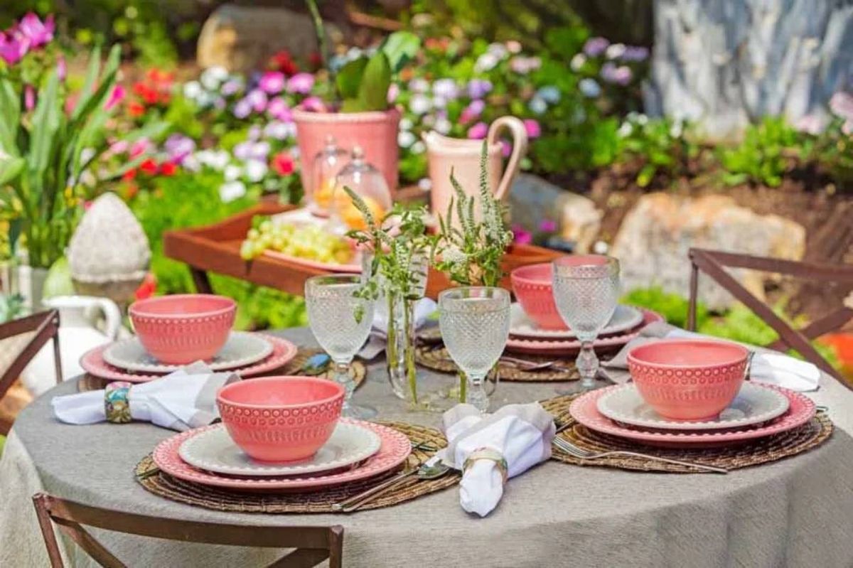 Decoración mediterránea con cerámica colorida y motivos marinos