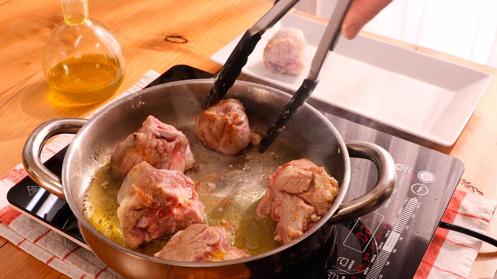 Sella el cordero Receta de caldereta de cordero con patatas paso 3
