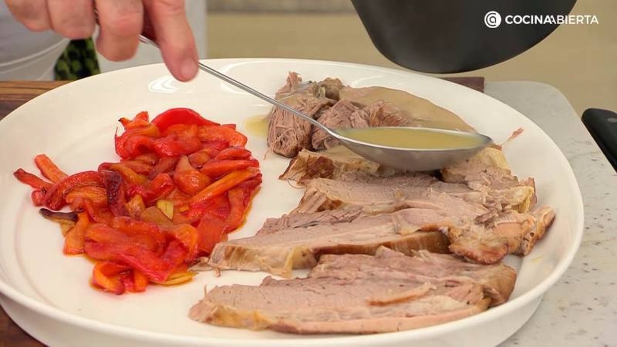 Sirve la falda de ternera estofada con pimientos morrones